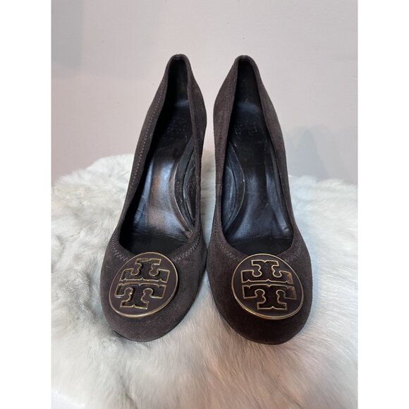 Tory Burch Brown Suede Sally Wedge 4" Designer Heel Gold Logo Size 7.5 - Picture 2 of 9